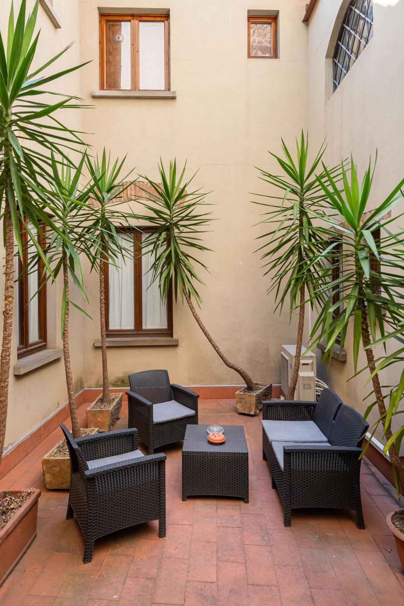 Signoria Apartment With Patio Флоренция Экстерьер фото
