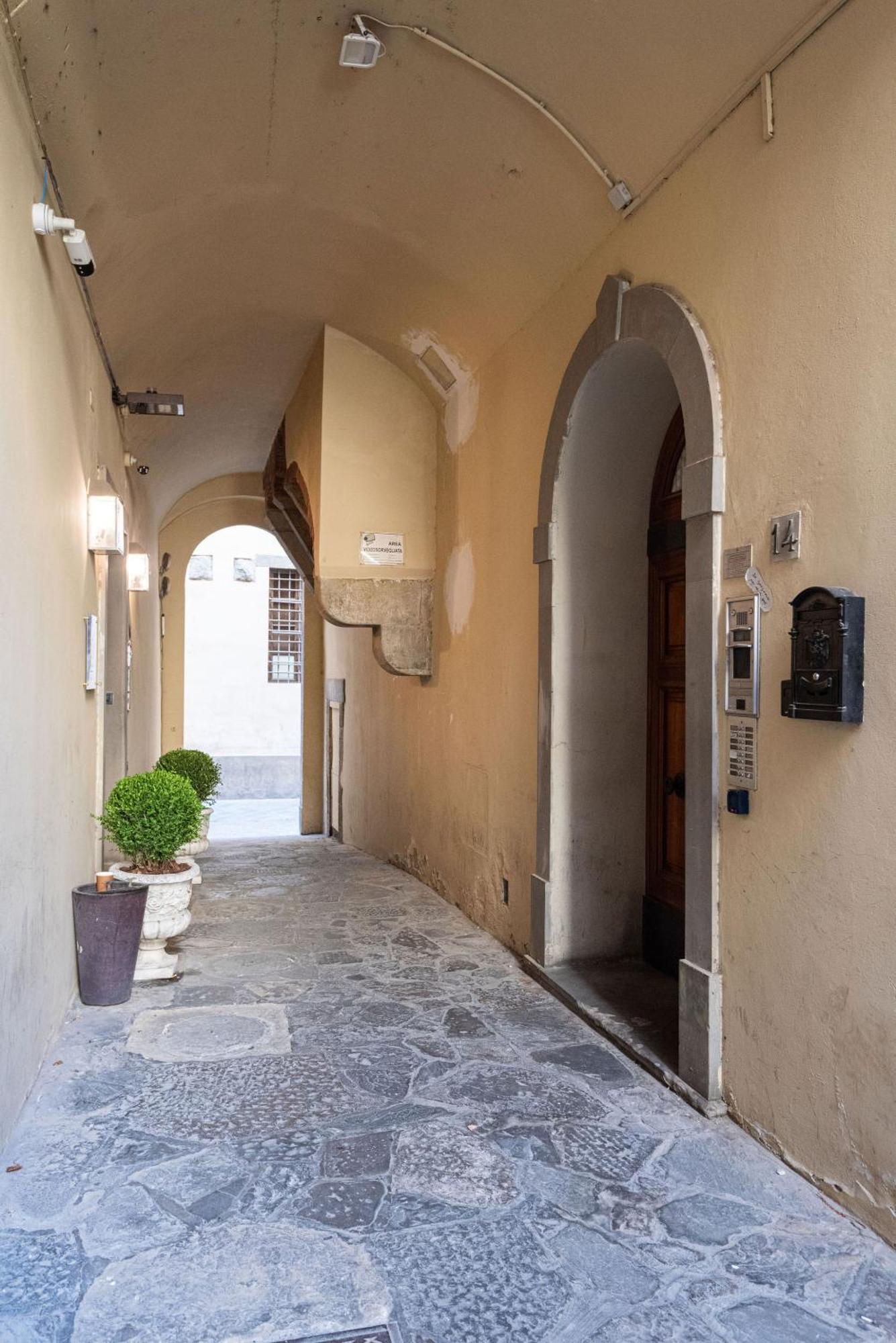 Signoria Apartment With Patio Флоренция Экстерьер фото